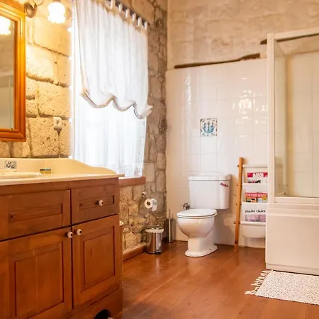 Appartement Marvelous Stonehouse With Backyard And Fireplace In Cesme *