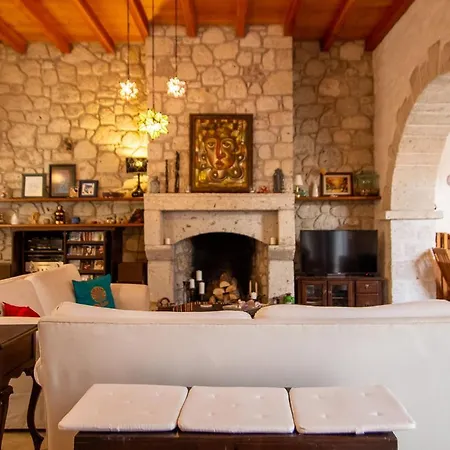 Marvelous Stonehouse With Backyard And Fireplace In Cesme Appartement