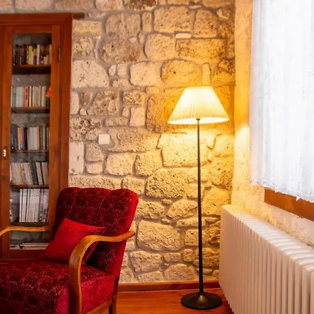 아파트 Marvelous Stonehouse With Backyard And Fireplace In Cesme *